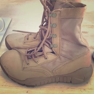 Nike All terrain/weatherproof boots Boys size 5